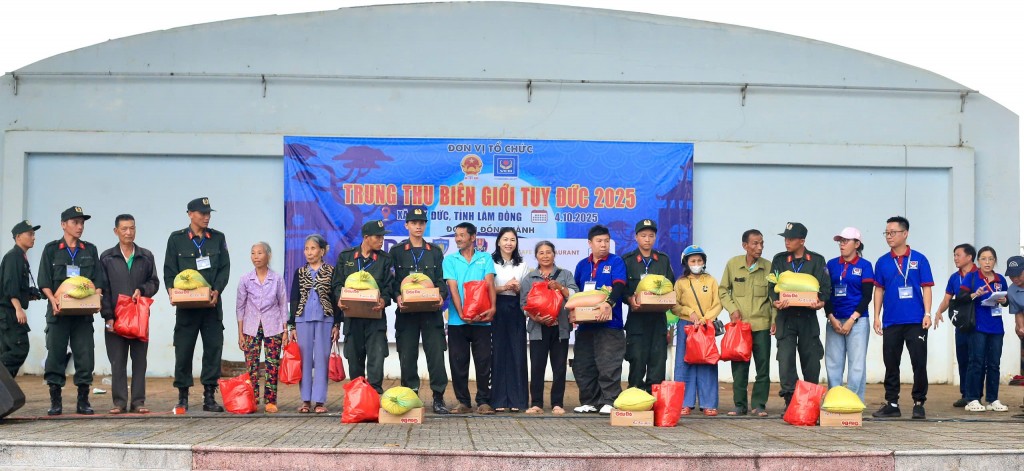 Mang Trung thu ấm áp đến xã vùng biên Tuy Đức, Lâm Đồng