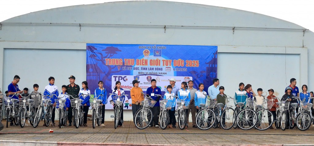 Ban tổ chức đã tiến hành trao tặng 20 chiếc xe đạp cho các em nhỏ có hoàn cảnh khó khăn Ban tổ chức đã tiến hành trao tặng 20 chiếc xe đạp cho các em nhỏ có hoàn cảnh khó khăn