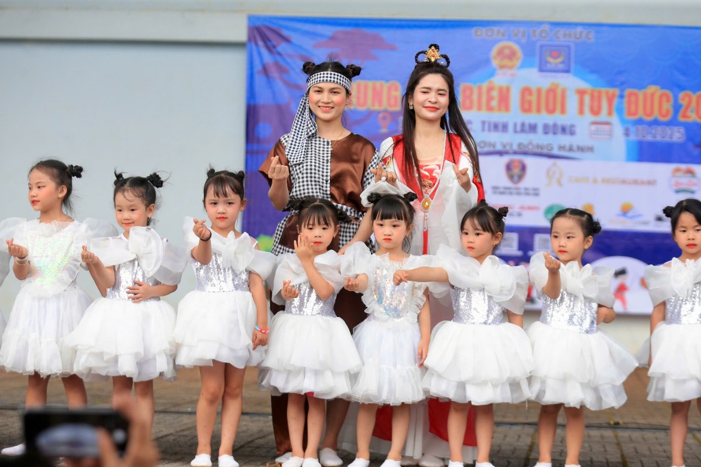 Mang Trung thu ấm áp đến xã vùng biên Tuy Đức, Lâm Đồng