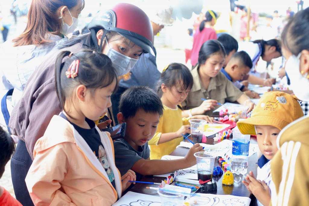 Mang Trung thu ấm áp đến xã vùng biên Tuy Đức, Lâm Đồng