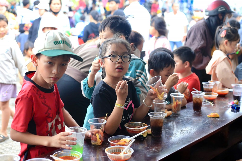 Mang Trung thu ấm áp đến xã vùng biên Tuy Đức, Lâm Đồng