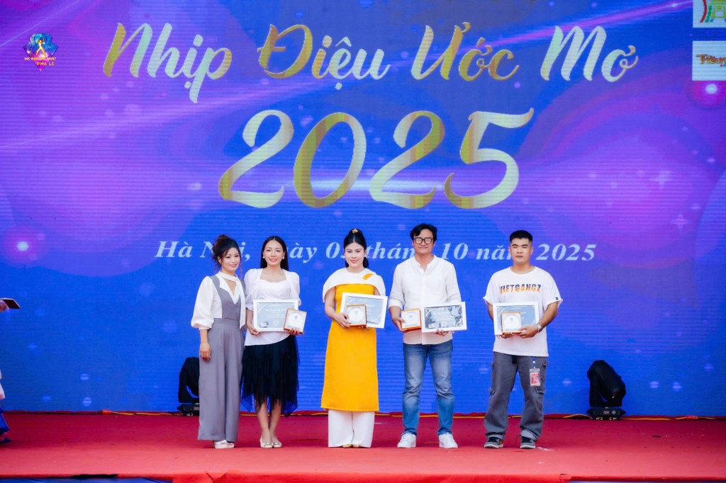 Ban Tổ chức trao phần thưởng tới đại diện các đơn vị tham dự