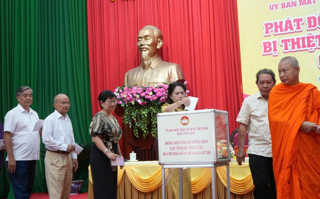 Đồng chí Lê Văn Hẳn, Phó Bí thư Tỉnh ủy, Chủ tịch Ủy ban MTTQ Việt Nam tỉnh Vĩnh Long đóng góp ủng hộ đồng bào bị thiệt hại do cơn bão số 10 
