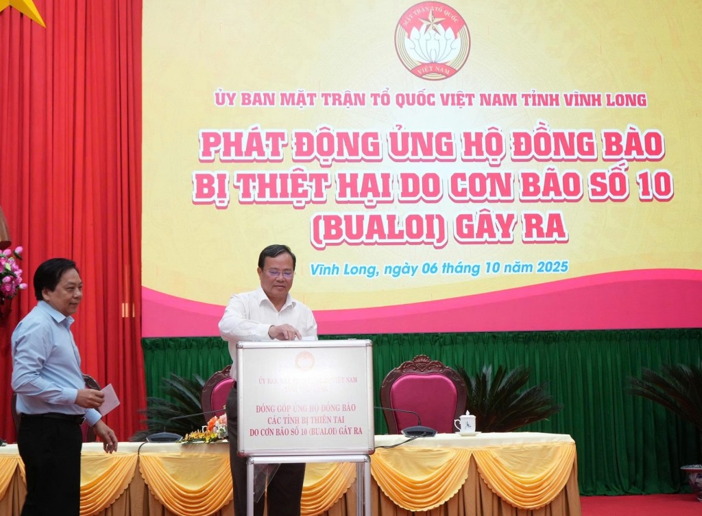 Đồng chí Lê Văn Hẳn, Phó Bí thư Tỉnh ủy, Chủ tịch Ủy ban MTTQ Việt Nam tỉnh Vĩnh Long đóng góp ủng hộ đồng bào bị thiệt hại do cơn bão số 10 