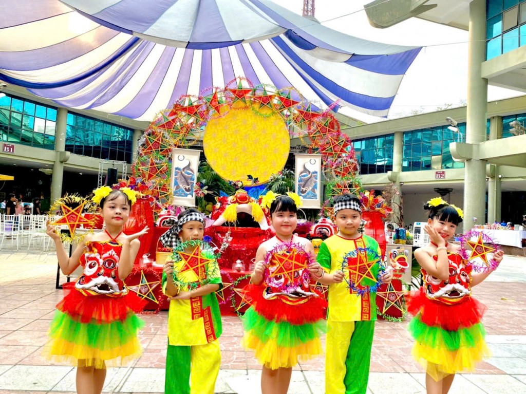 Các em thiếu nhi hào hứng tham gia chương trình
