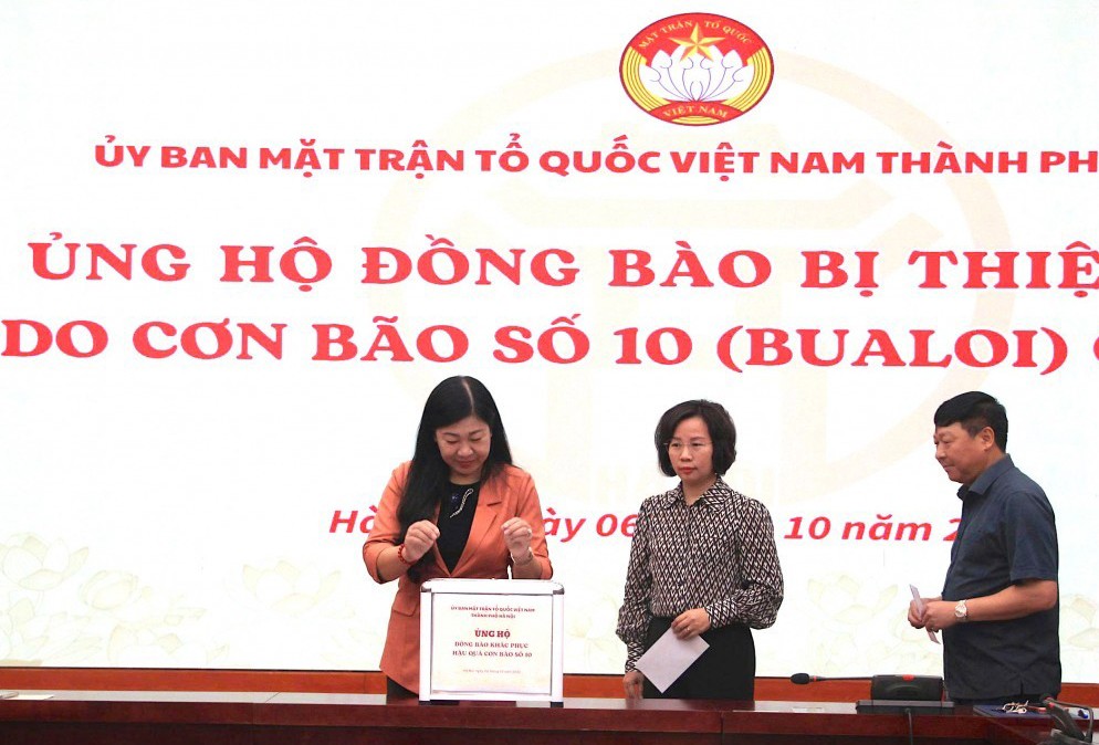 Chủ tịch Ủy ban MTTQ Việt Nam TP Nguyễn Lan Hương; Phó Chủ tịch Thường trực Ủy ban MTTQ Việt Nam TP Bùi Huyền Mai; Phó Chủ tịch Ủy ban MTTQ Việt Nam TP Phạm Anh Tuấn ủng hộ đồng bào bị ảnh hưởng bởi bão số 10 Chủ tịch Ủy ban MTTQ Việt Nam TP Nguyễn Lan Hương; Phó Chủ tịch Thường trực Ủy ban MTTQ Việt Nam TP Bùi Huyền Mai; Phó Chủ tịch Ủy ban MTTQ Việt Nam TP Phạm Anh Tuấn ủng hộ đồng bào bị ảnh hưởng bởi bão số 10