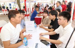 Thất nghiệp giảm, áp lực việc làm với thanh niên vẫn lớn