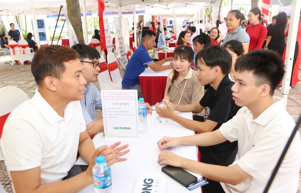 Hàng ngàn lao động đón nhận cơ hội tại phiên giao dịch việc làm