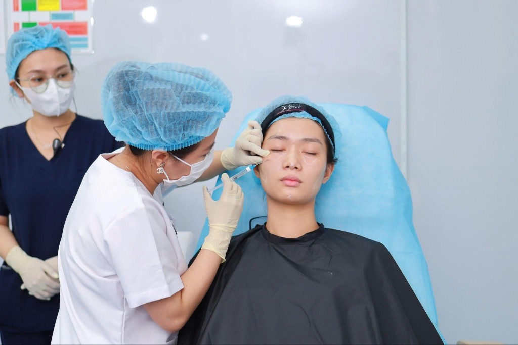 Bác sĩ tại K-MED trực tiếp điều trị theo quy trình chuẩn y khoa cho khách hàng.