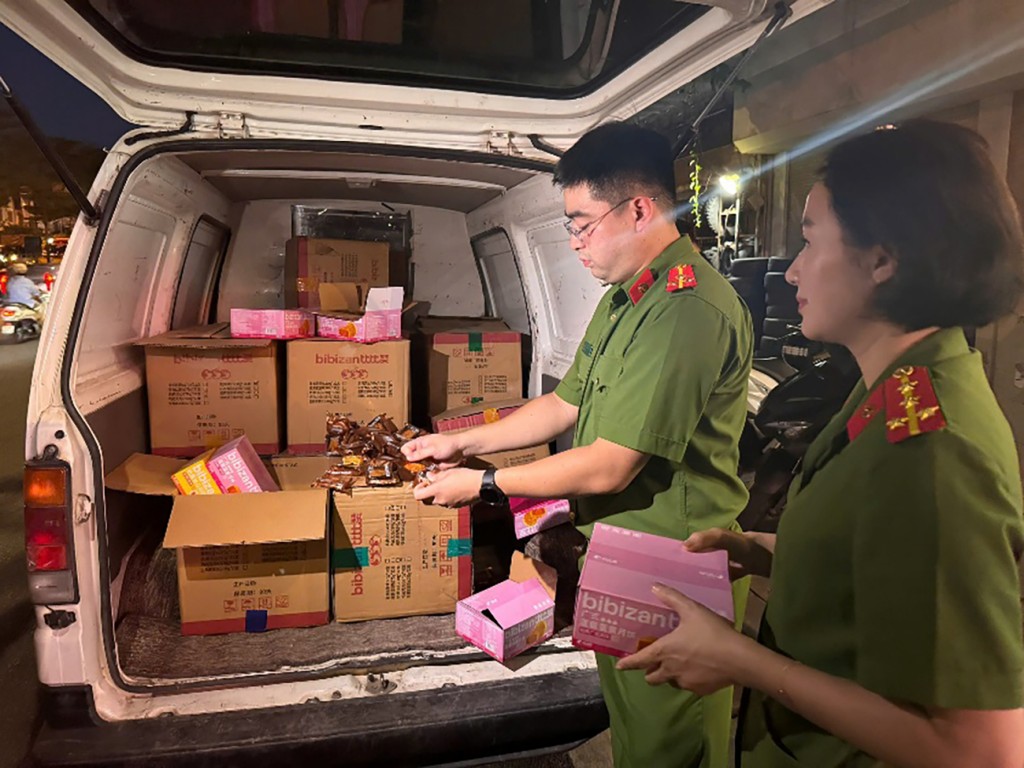 Công an phường Hoàn Kiếm phát hiện, thu giữ 4.000 bánh Trung thu không rõ nguồn gốc xuất xứ