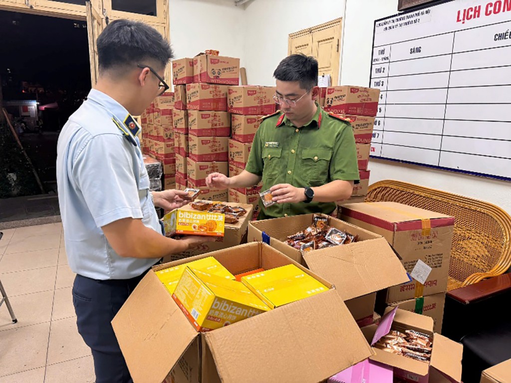 Công an phường Hoàn Kiếm bàn giao tang vật cho Đội Quản lý thị trường số 2 để xác minh, xử lý theo quy định