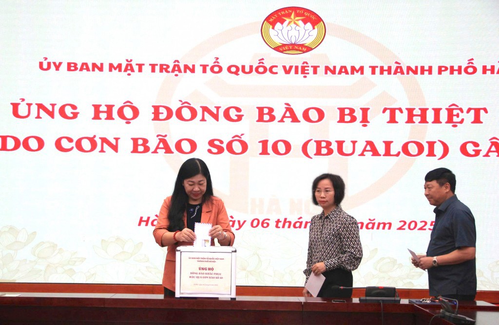 Chủ tịch Ủy ban MTTQ Việt Nam TP Nguyễn Lan Hương; Phó Chủ tịch Thường trực Ủy ban MTTQ Việt Nam TP Bùi Huyền Mai; Phó Chủ tịch Ủy ban MTTQ Việt Nam TP Phạm Anh Tuấn ủng hộ đồng bào bị ảnh hưởng bởi bão số 10