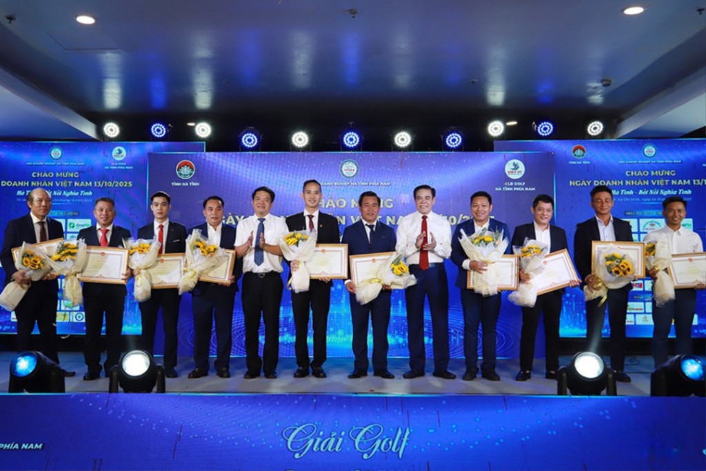 trao tặng bằng khen của Chủ tịch UBND tỉnh Hà Tĩnh cho các tập thể, cá nhân tiêu biểu, có nhiều đóng góp thiết thực hướng về quê hương.