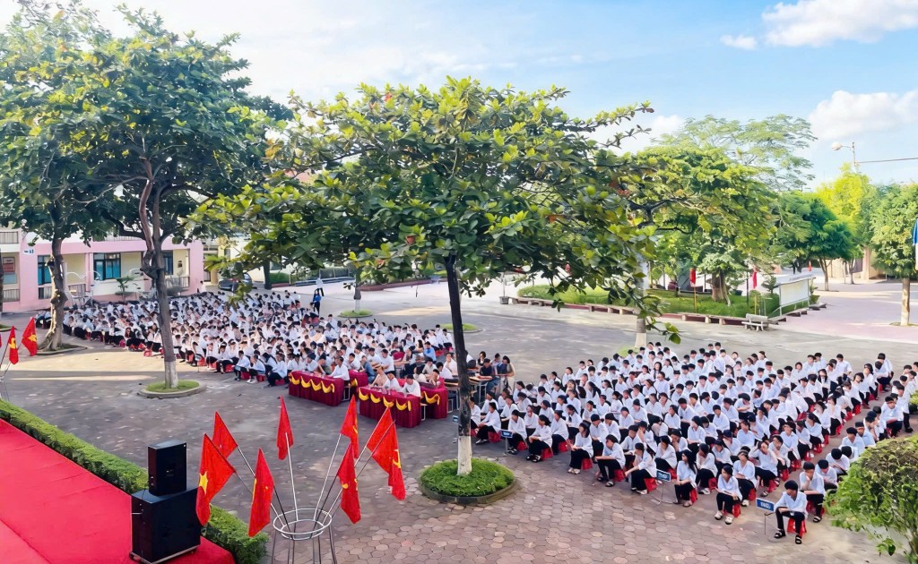 Giữa kỳ vọng đổi thay, nỗi lo về học phí và điểm chuẩn vẫn hiện hữu trong tâm trí nhiều học sinh, sinh viên (Ảnh minh họa) Giữa kỳ vọng đổi thay, nỗi lo về học phí và điểm chuẩn vẫn hiện hữu trong tâm trí nhiều học sinh, sinh viên (Ảnh minh họa)