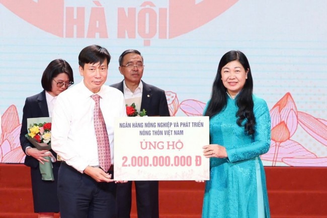 Ấm tình người khi cơn bão chưa qua