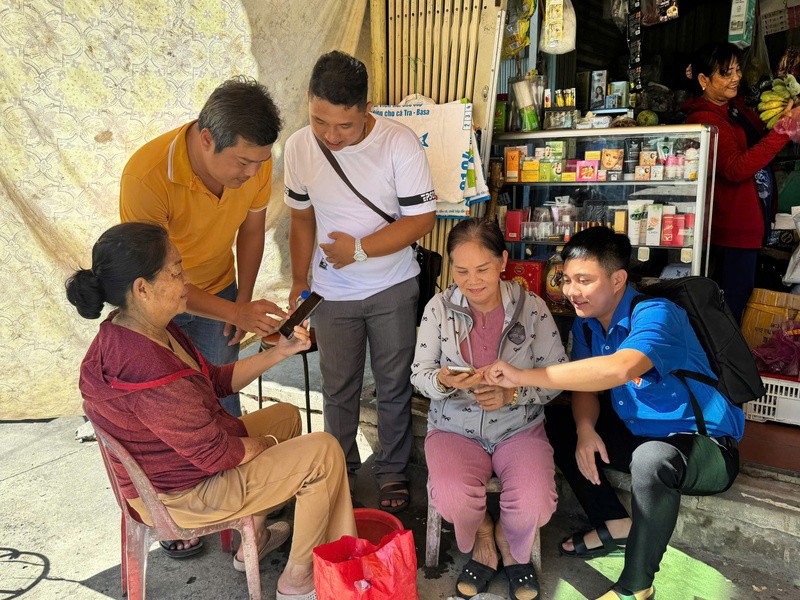 hướng dẫn người dân chuyển đổi số 