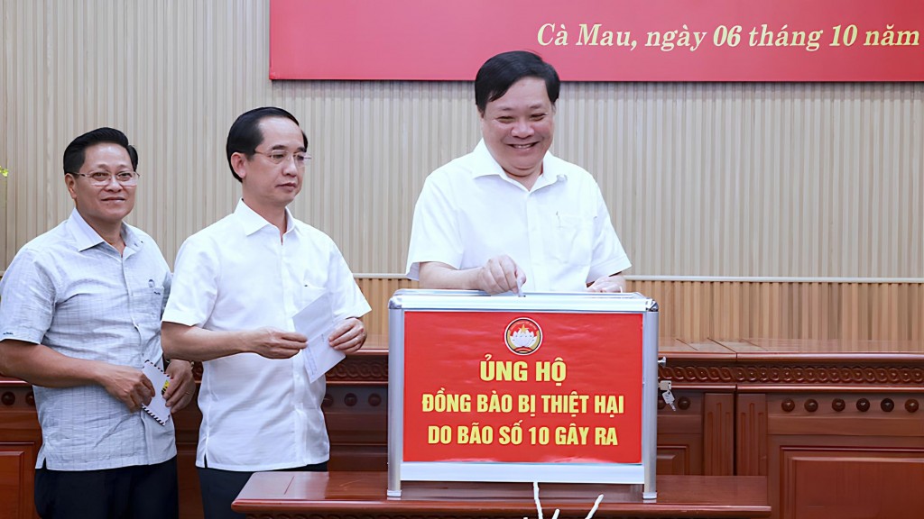 lãnh đạo tỉnh đóng góp ủng hộ đồng  bào bị thiệt hại do bão số 10.
