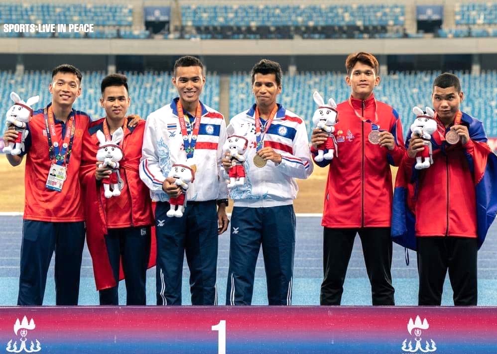 Vũ Tiến Mạnh cùng đồng đội