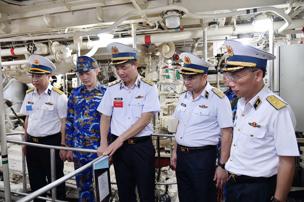 Chính ủy Hải quân kiểm tra nền nếp chính quy ngành kỹ thuật trên Tàu 263, Hải đội 515, Lữ đoàn 175