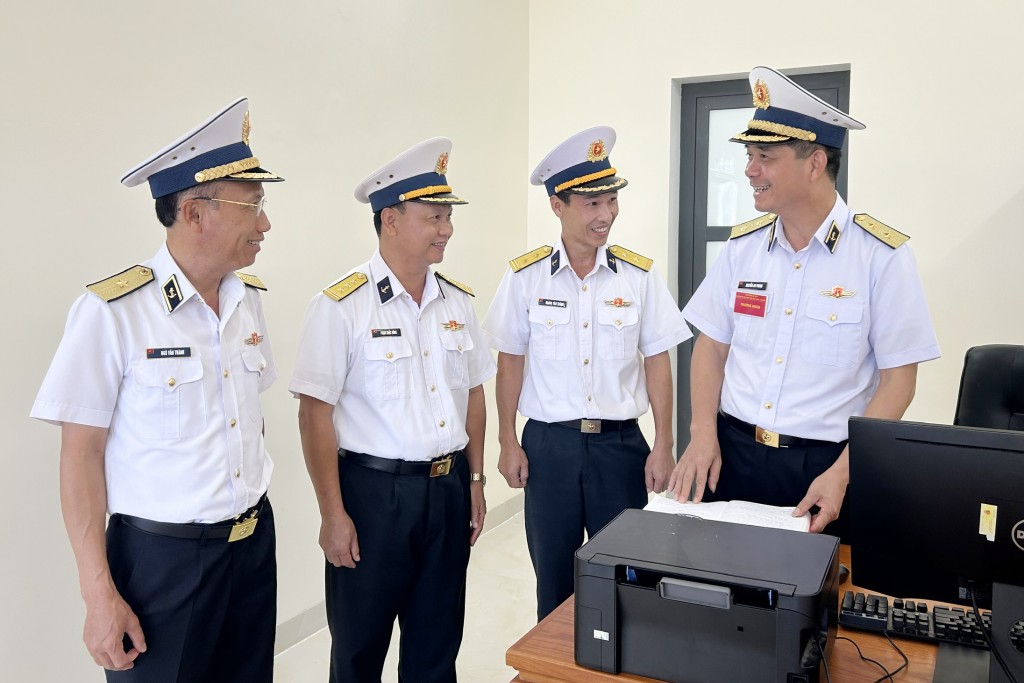 Phó Đô đốc Nguyễn An Phong kiểm tra sổ sách ngành công tác đảng, công tác chính trị tại Trung tâm Bảo đảm Kỹ thuật - Hậu cần