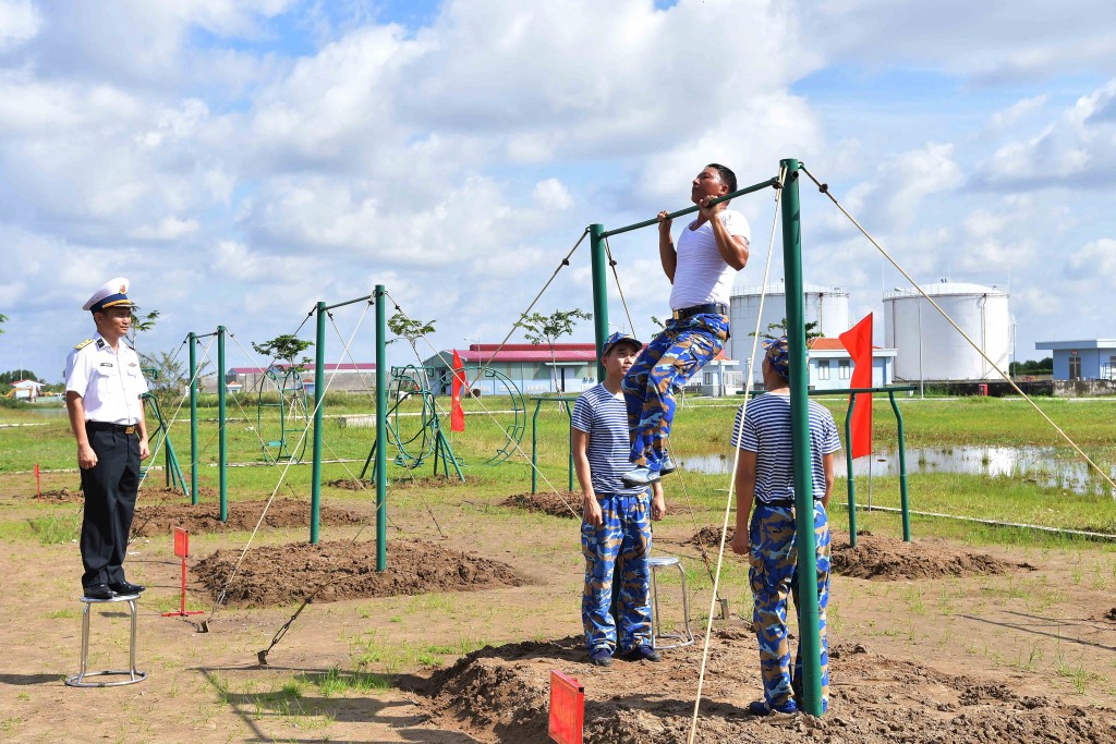 Kiểm tra co tay xà đơn tại Lữ đoàn 175