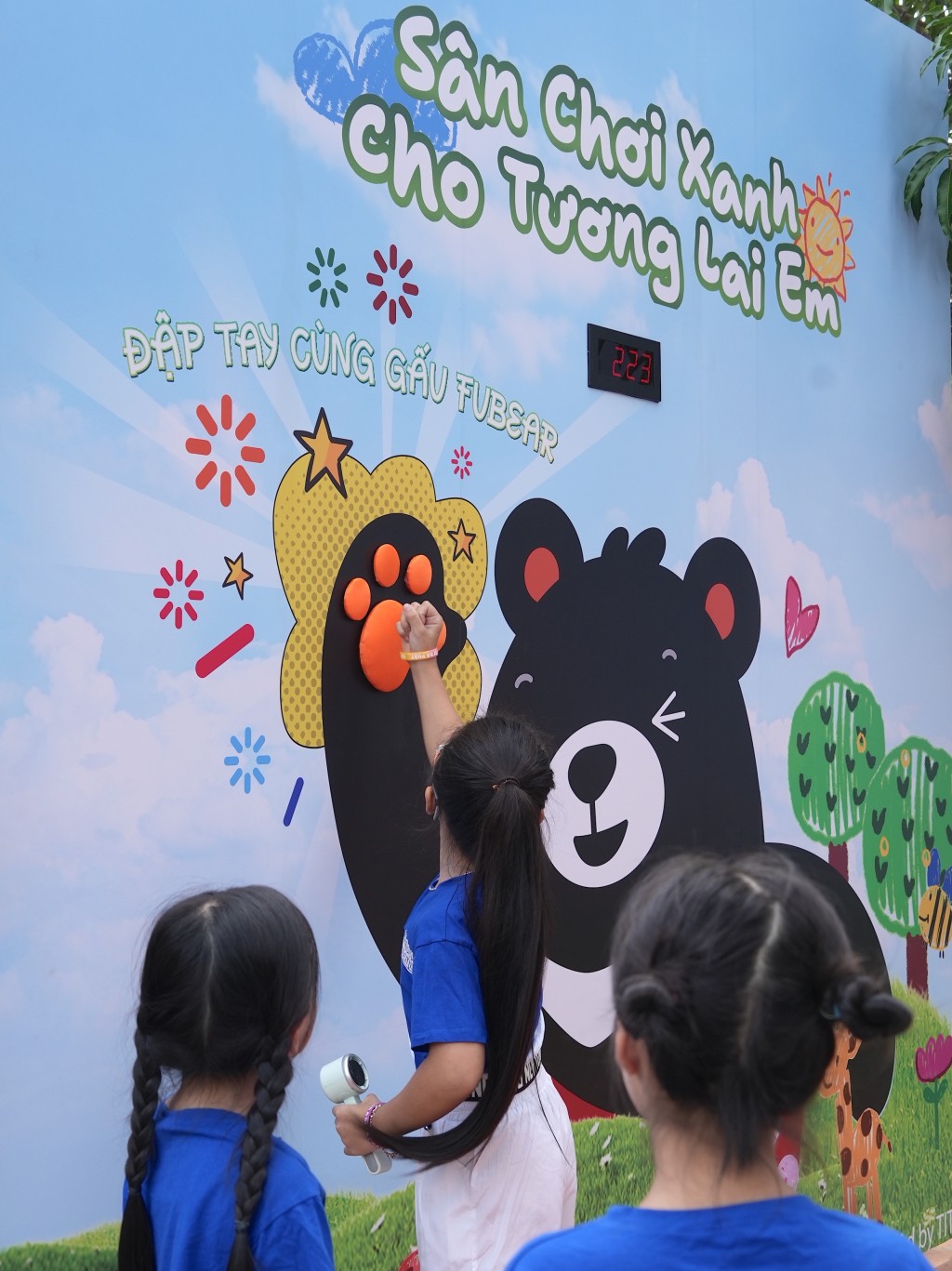 Các em nhỏ tích cực tương tác tại khu vực “Đập tay cùng Gấu FuBear”
