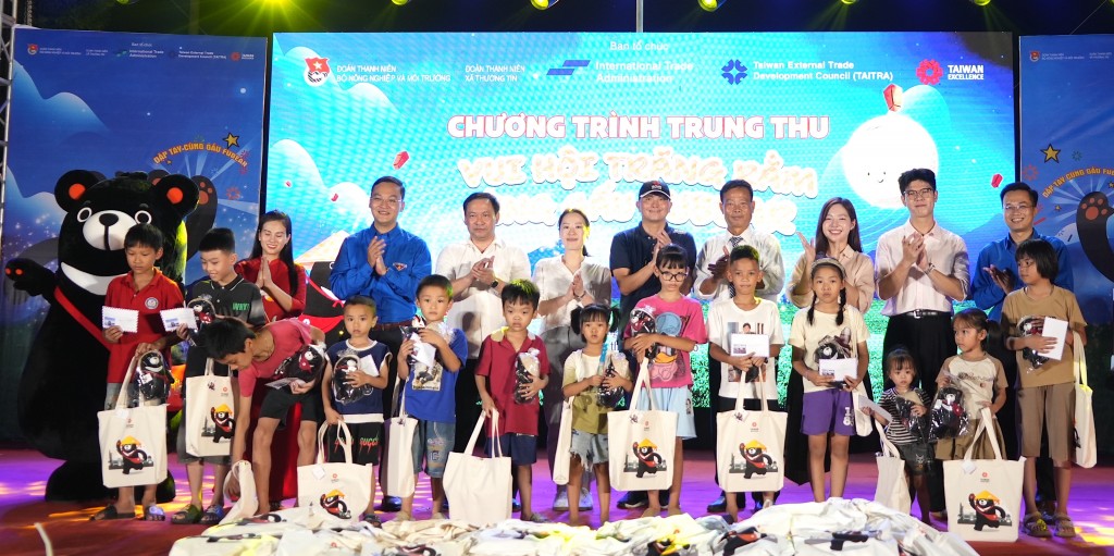 Đại diện từ phía nhà tài trợ Taiwan Excellence trao tặng kinh phí tổ chức chương trình Trung thu, 30 học bổng khuyến học và 1100 phần quà Trung thu cho thiếu nhi thôn Bình Vọng