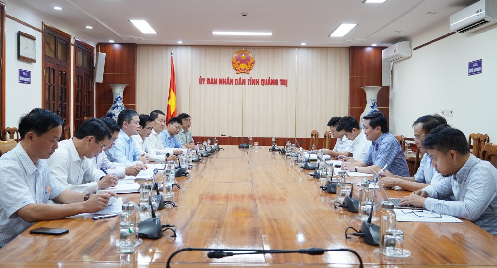 Thứ trưởng Bộ Xây dựng Nguyễn Tường Văn làm trưởng đoàn đã có buổi làm việc với UBND tỉnh Quảng Trị về việc kiểm tra, tháo gỡ khó khăn, đẩy mạnh phát triển nhà ở xã hội