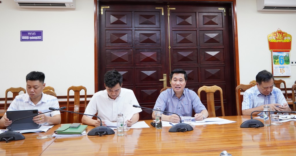 Thứ trưởng Bộ Xây dựng Nguyễn Tường Văn (thứ 2 phải qua) phát biểu tại buổi làm việc 
