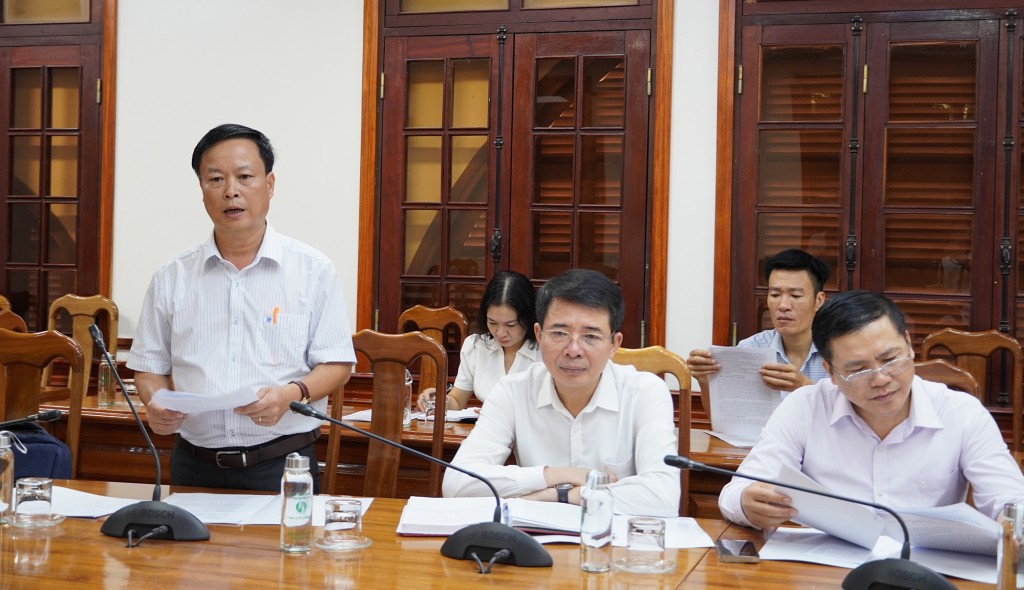 Đại diện lãnh đạo Sở Xây dựng tỉnh Quảng Trị báo cáo tiến độ thực hiện Đề án nhà ở xã hội 