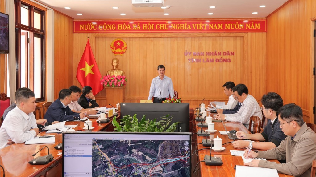 Phó Chủ tịch UBND tỉnh Nguyễn Hồng Hải chủ trì buổi làm việc với các đơn vị liên quan về tiến độ lựa chọn nhà đầu tư cho dự án cao tốc Tân Phú - Bảo Lộc (Ảnh: N.Nghĩa)