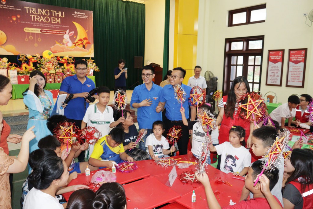 Các đoàn viên, thanh niên cùng các em nhỏ Làng trẻ em SOS Hải Phòng hào hứng tham gia hoạt động làm đèn ông sao trong chương trình “Trung thu trao em