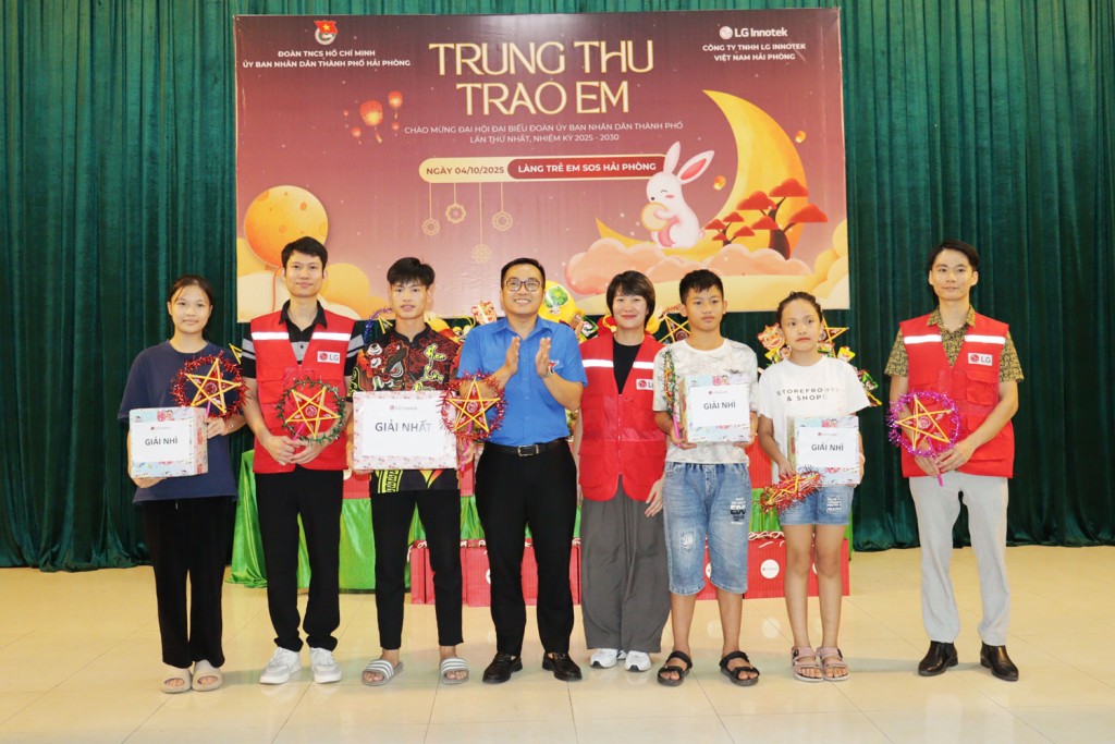 Đại diện Ban Tổ chức trao giải cho các em nhỏ đạt thành tích trong cuộc thi làm đèn ông sao tại chương trình “Trung thu trao em” ở Làng trẻ em SOS Hải Phòng