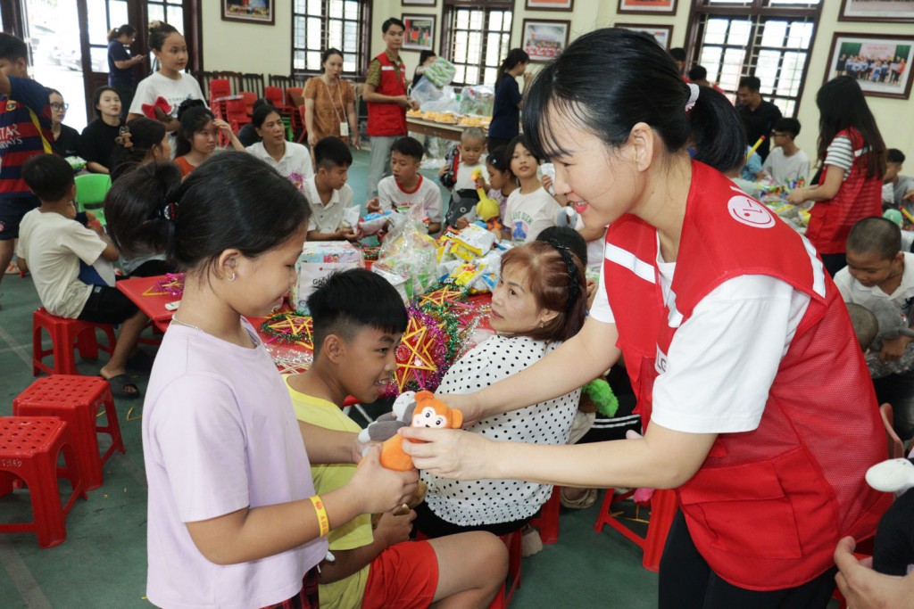 Tình nguyện viên trao tặng quà Trung thu cho các em nhỏ