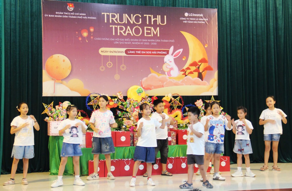 Các em nhỏ Làng trẻ em SOS Hải Phòng biểu diễn tiết mục văn nghệ sôi động trong chương trình “Trung thu trao em”