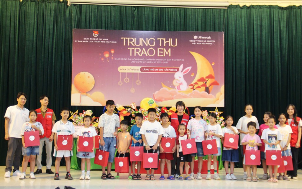 Các em nhỏ Làng trẻ em SOS Hải Phòng vui mừng nhận quà Trung thu