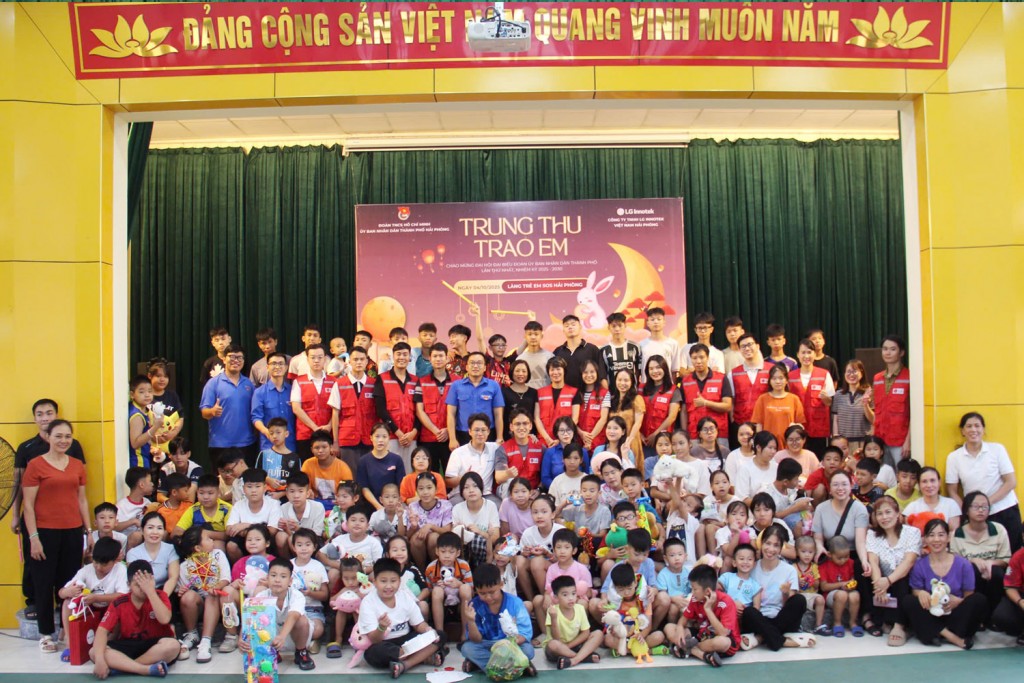 Đoàn Thanh niên UBND thành phố Hải Phòng, tình nguyện viên cùng các em nhỏ Làng trẻ em SOS chụp ảnh lưu niệm