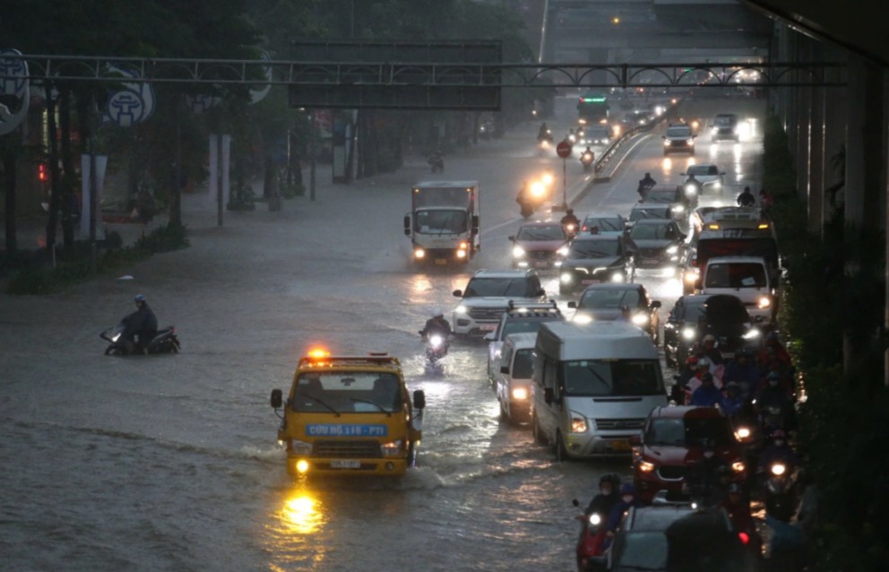 Hà Nội mưa to, nhiều tuyến phố bị ùn tắc nghiêm trọng