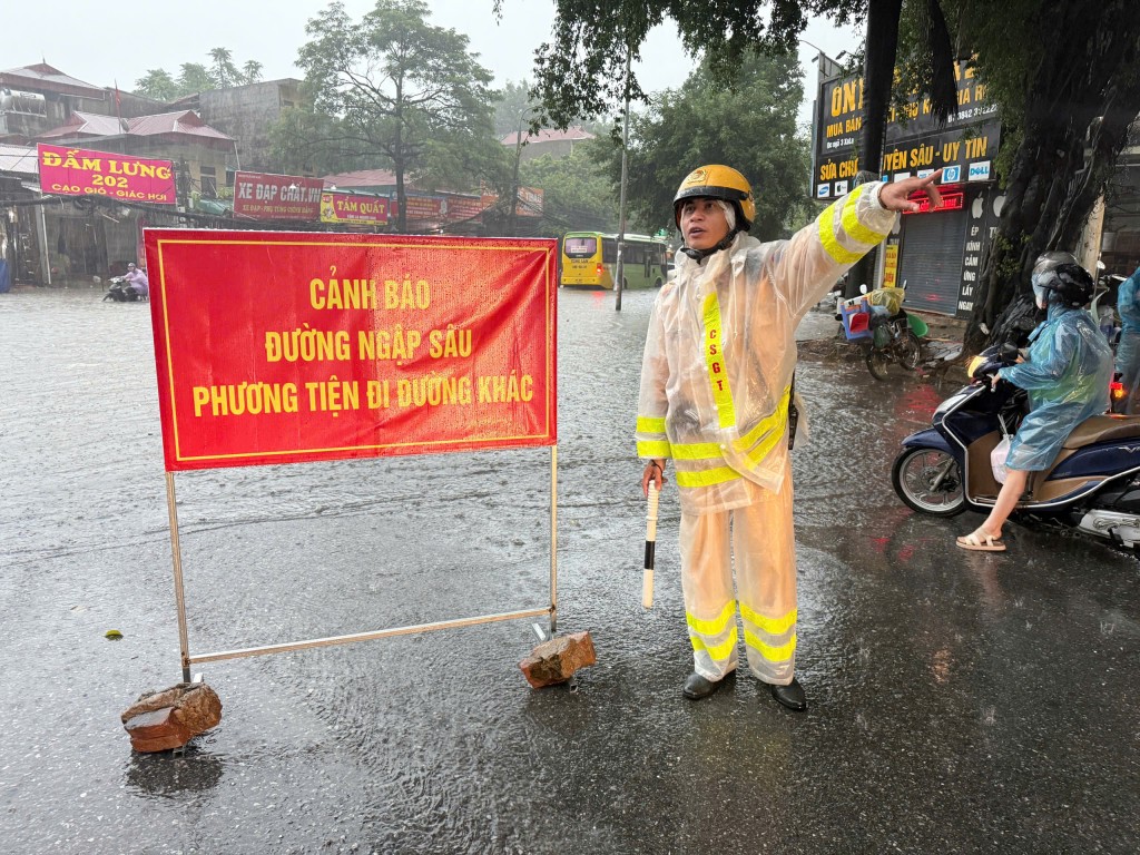 Lực lượng Cảnh sát giao thông đặt biển cảnh báo điểm ngập sâu tại Xa La, Hà Đông
