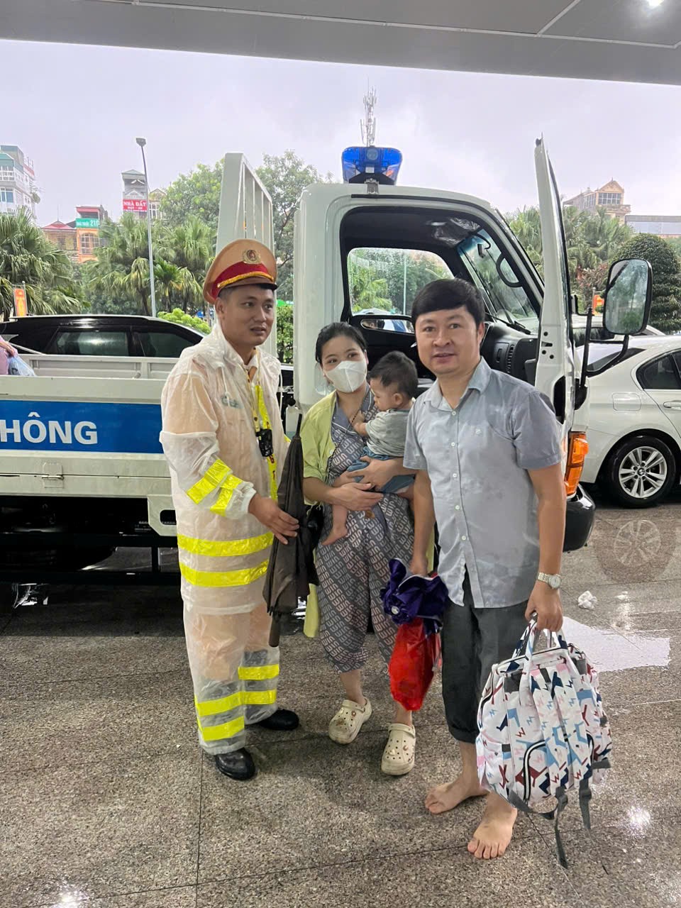 Lực lượng CSGT Hà Nội giúp đỡ người dân đi cấp cứu tại Bệnh viện 103 và Bệnh viện bỏng Quốc gia
