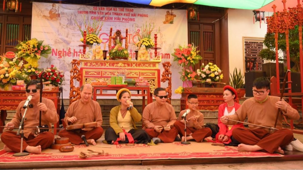 Nguyễn Thảo Xuân (thứ ba từ trái sang) tham gia biểu diễn hát xẩm 
