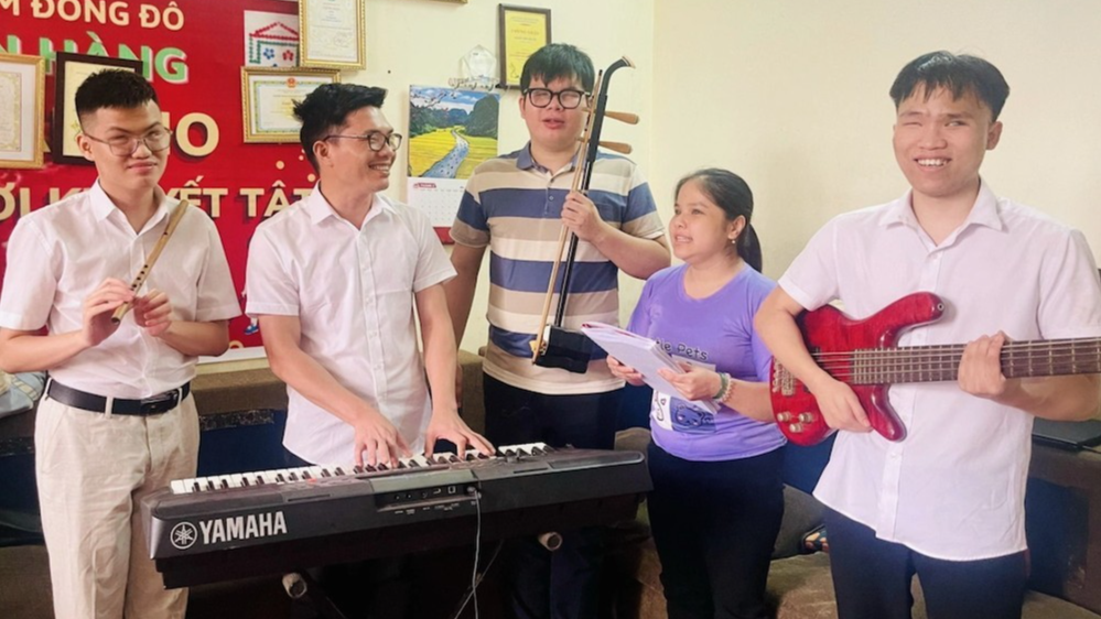Nguyễn Thảo Xuân tập hát cùng các bạn 