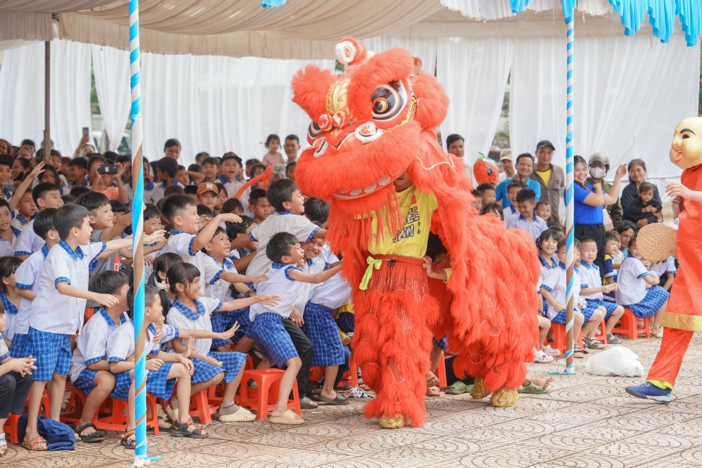 Tiếp nối dự án nước, Lễ hội Trung thu Xanh diễn ra tại xã Phú Nghĩa đã mang niềm vui đến 1.600 em nhỏ.