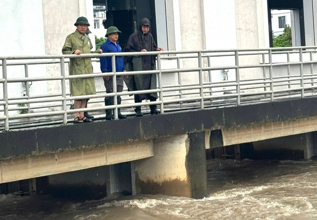 Giám đốc Sở Nông nghiệp và Môi trường Hà Nội Nguyễn Xuân Đại kiểm tra, chỉ đạo vận hành tối đa công suất Trạm bơm tiêu Yên Nghĩa để hỗ trợ giảm úng ngập cho khu vực nội thành. Ảnh: PV