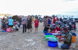 Đến Đà Nẵng, đi chợ cá “chồm hổm” lúc bình minh