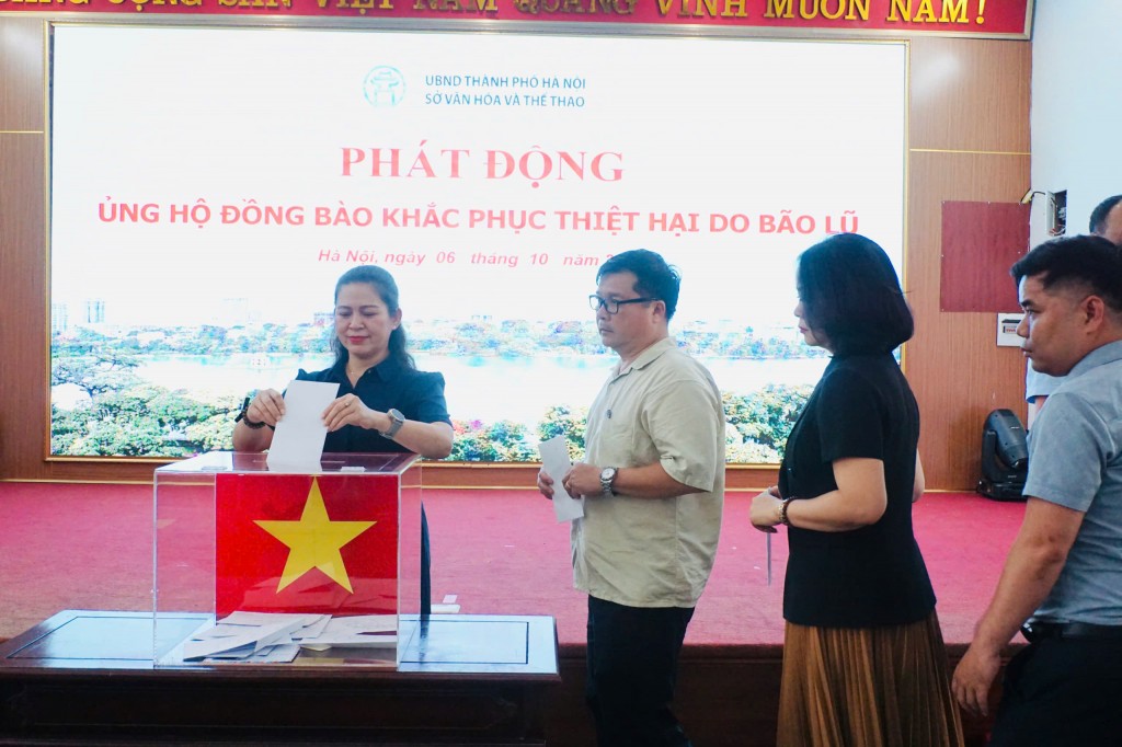 Cán bộ, công chức Sở Văn hóa và Thể thao Hà Nội ủng hộ đồng bào chịu thiệt hại do bão lụt