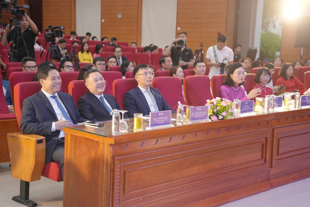 Các đại biểu tham dự Lễ Khai giảng