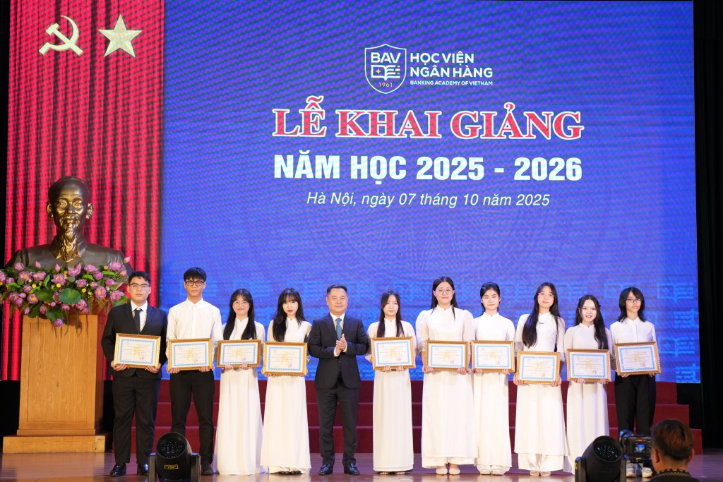 Ông Nguyễn Ngọc Cảnh - Phó Thống Đốc Ngân hàng Nhà nước Việt Nam trao học bổng đặc biệt ngành Ngân hàng tới các sinh viên ưu tú