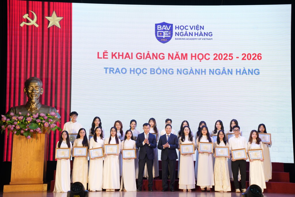 Đại diện lãnh đạo Ngân hàng Nhà nước Việt Nam và lãnh đạo Học viện Ngân hàng trao học bổng tới sinh viên