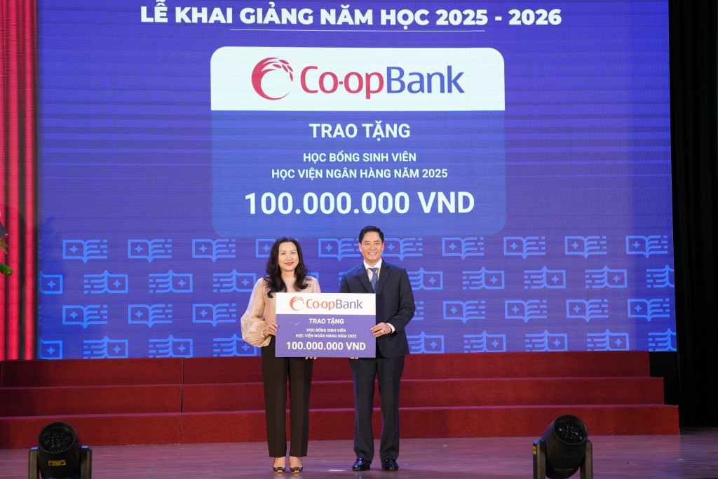 Nhân dịp này, các đơn vị đối tác của Học viện Ngân hàng cũng trao biểu trưng học bổng cho sinh viên tới đại diện Học viện Ngân hàng